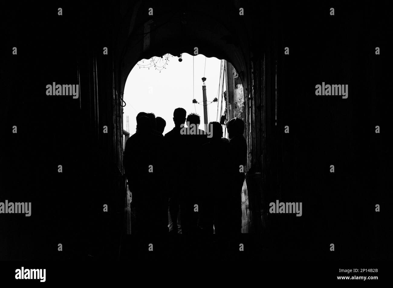 Une photo monochrome rassemblée de personnes en attente de pluie au Bangladesh. Banque D'Images