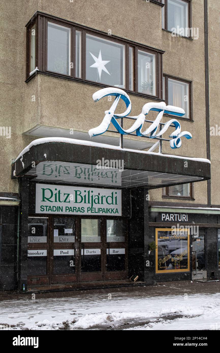 Entrée du Ritz Biljardi snooker hall avec néons enneigés dans le quartier Etu-Töölö d'Helsinki, en Finlande Banque D'Images