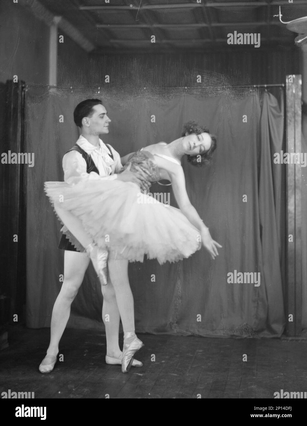 Swiskaya, comtesse, et partenaire de danse masculin, entre 1917 et 1929. Banque D'Images