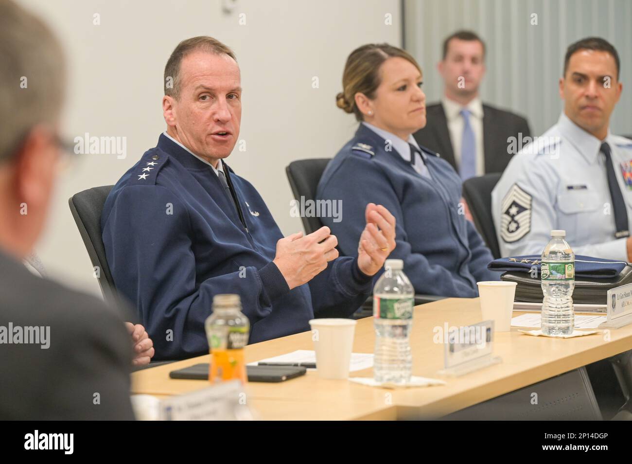 Le Lgén Shaun Q. Morris, commandant du Centre de gestion du cycle de vie de la Force aérienne, pose une question lors d’une visite au campus Northstar du Lowell Research Institute de l’Université du Massachusetts, à Lincoln, en masse, le 23 janvier. M. Morris a été informé des partenariats actuels et des possibilités de collaboration future entre la base aérienne Hanscom, Mass., et UMass Lowell. Banque D'Images