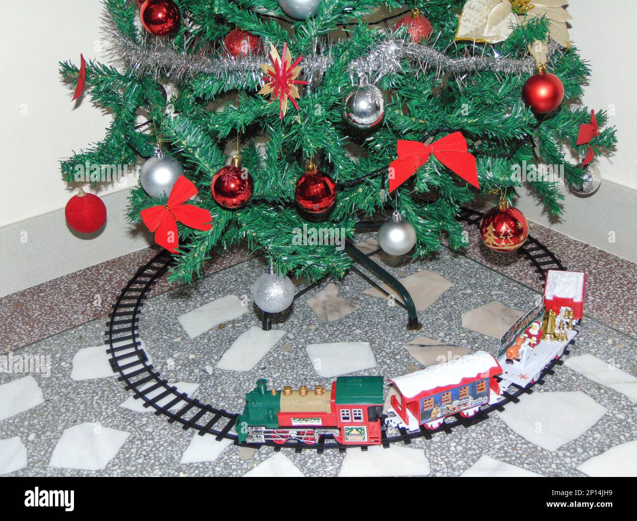 Train de jouets placé sous un arbre de Noël Banque D'Images