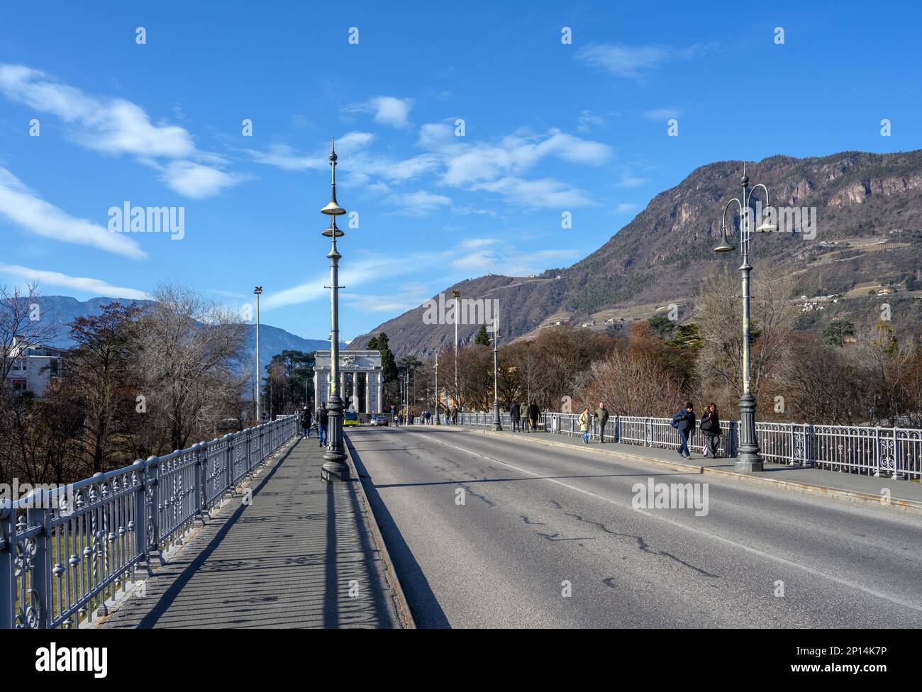 Vue sur Ponte Talvera en regardant vers le monument de la victoire (Monumento alla Vittoria), Bolzano, Italie Banque D'Images