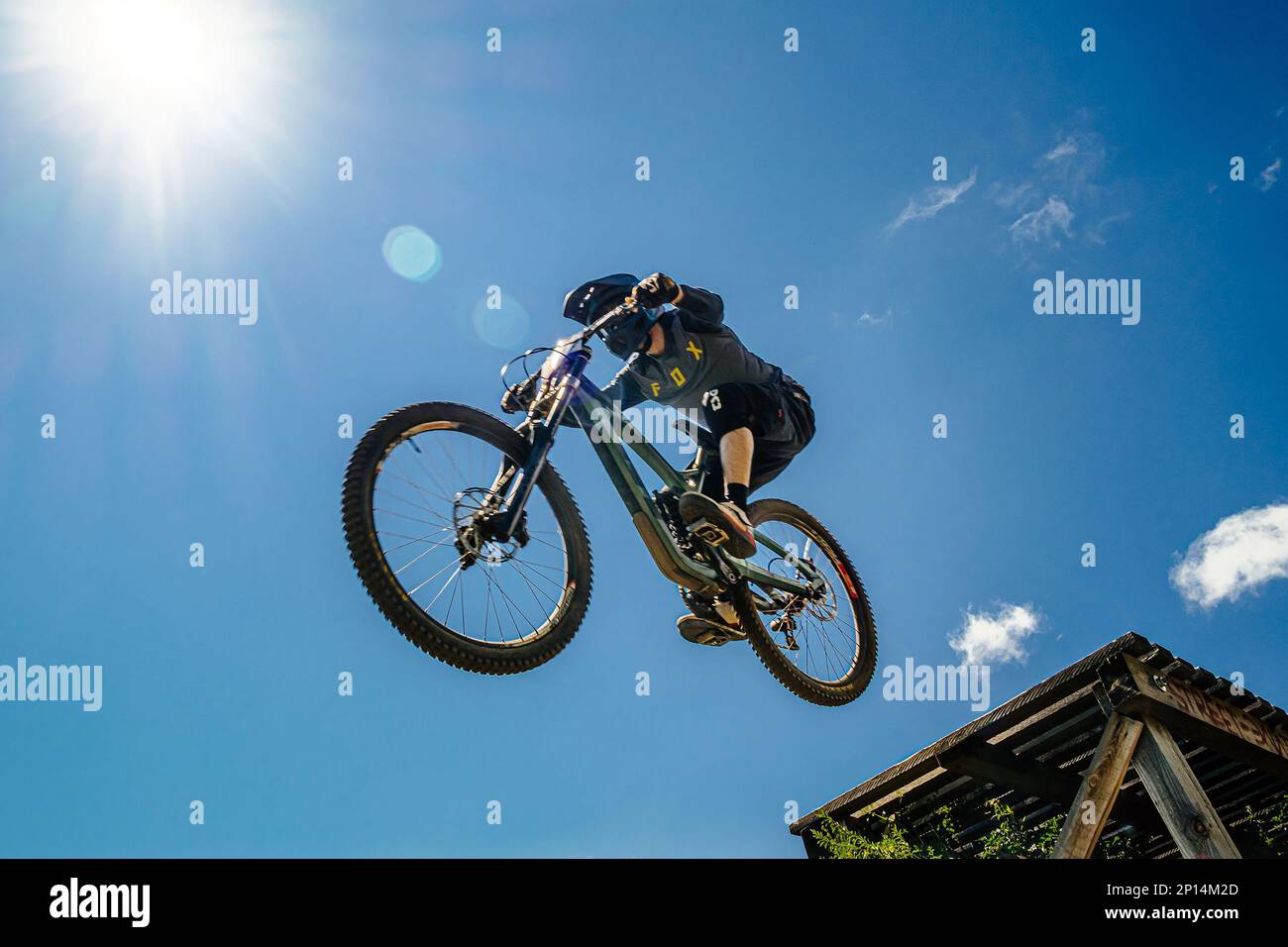Green Glade; Russie - 16 juillet; 2022: Saut de l'écart des athlètes dans les vêtements de protection course de renard pendant la coupe Ural Downhill Banque D'Images