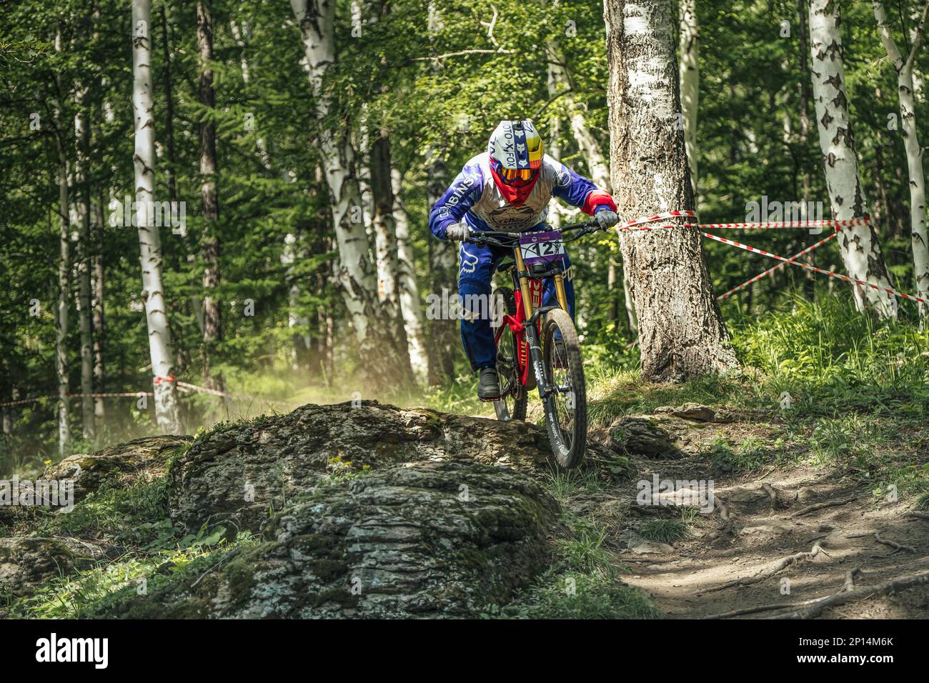 Green Glade; Russie - 16 juillet; 2022: Athlète en vêtements de protection course de renard et pendant Ural Downhill Cup Banque D'Images