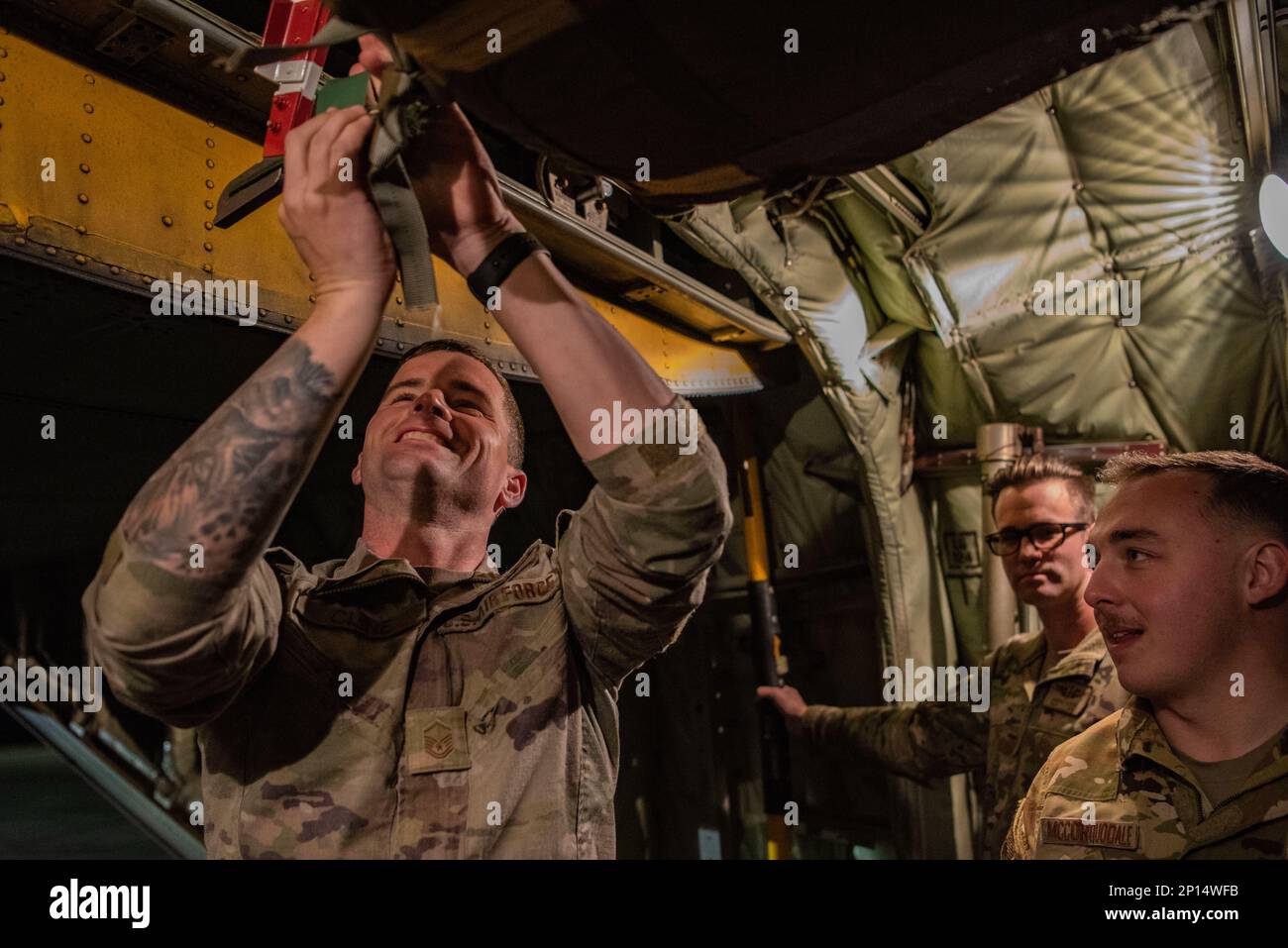 ÉTATS-UNIS Le Sgt Andy Cline, maître de chantier de l'escadron de transport aérien 40th, lie un parachute sur un C-130J Super Hercules à l'aérodrome de Pope Army, en Caroline du Nord, le 26 janvier 2023. La semaine tactique de masse du bataillon a assuré la formation appropriée pour les cellules et les équipages de planification de mission plus expérimentés tout en augmentant de façon proactive les capacités tactiques et stratégiques des C-130 et C-17 Globemaster III Banque D'Images