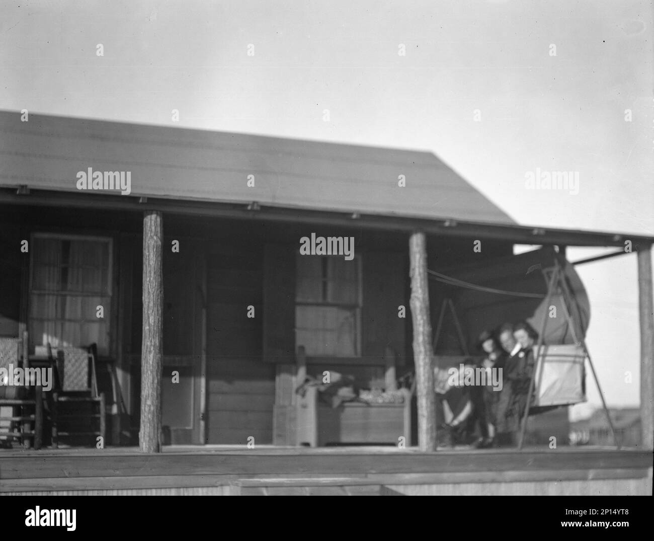 Arnold Genthe et deux amies ont pris place sur une balançoire sur le porche de son bungalow à long Beach, New York, entre 1911 et 1942. Banque D'Images