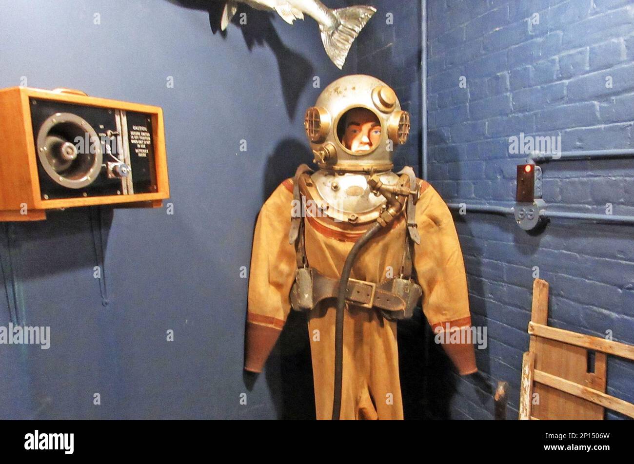 ADVANCE FOR SUNDAY, JULY 24 AND THEREAFTER- In this July 7, 2016 photo, a dive suit from the early 20th century with a helmet weighing nearly 70 pounds is displayed at the Marquette Maritime Museum in Marquette, Mich. The dive suit is one of hundreds of items related to the iconic maritime history of the area. The museum has chronicled and celebrated life on the Great Lakes for well over a century. (Lisa Bowers/The Mining Journal via AP) Banque D'Images