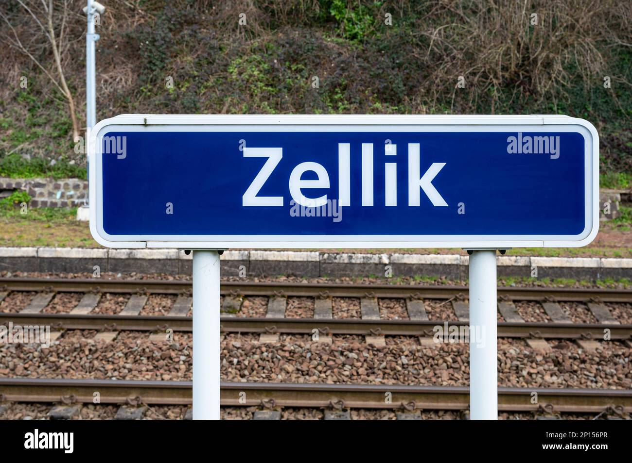 Zellik, région du Brabant flamand, Belgique, février 25 2023 - signe de la gare locale de Zellik Banque D'Images