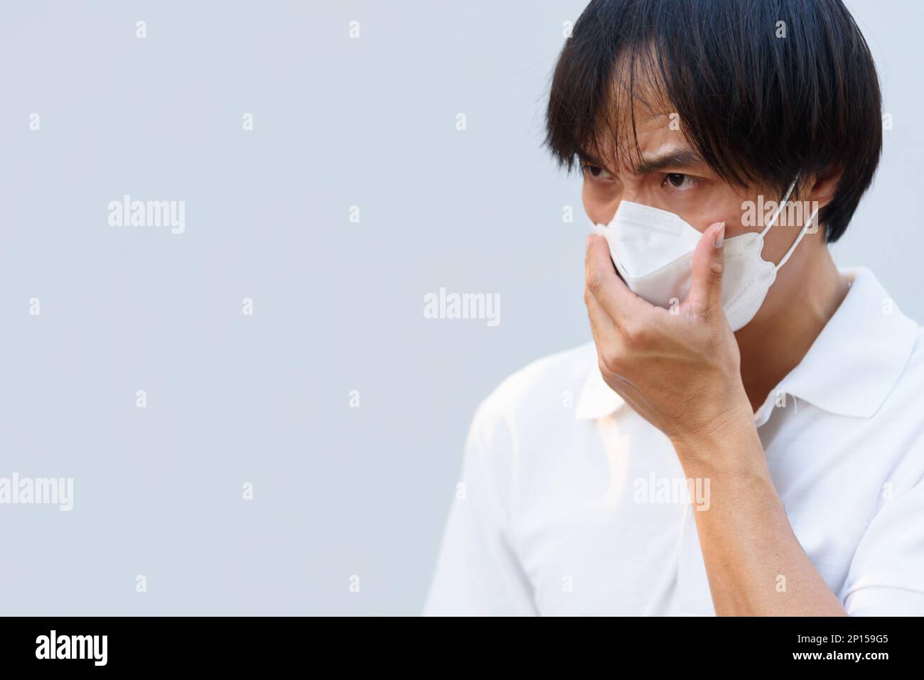 L'homme porte un masque pour protéger PM2,5 et protéger Covid 19 Banque D'Images