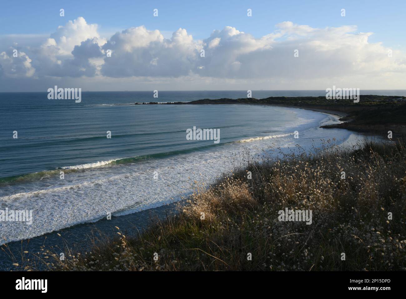 Coucher de soleil depuis Loveridge point de vue point Roadknight plage et promontoire près d'Anglesea, Victoria, Australie Banque D'Images