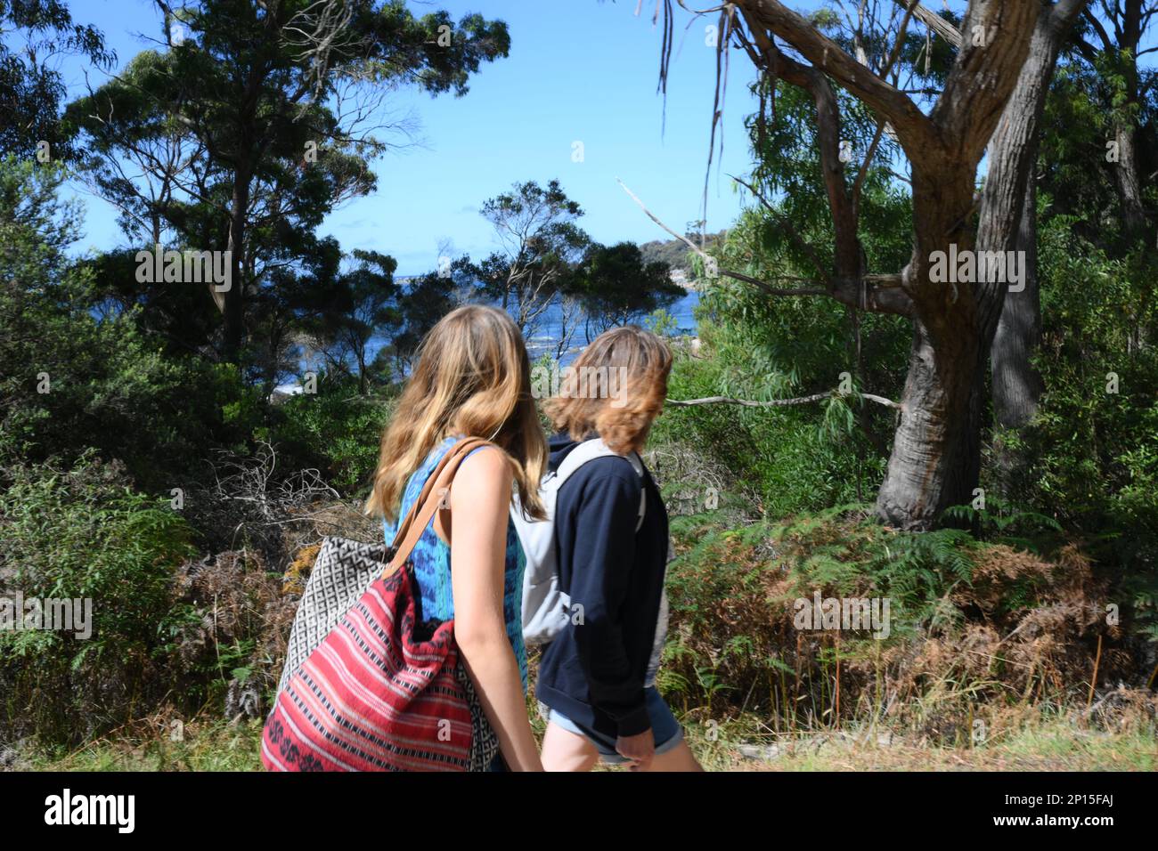 Les marcheurs sur la voie côtière jusqu'à la baie de Skeleton et le point de passage a passé la côte et les plages immaculées près de Binalong, Tasmanie, Australie Banque D'Images