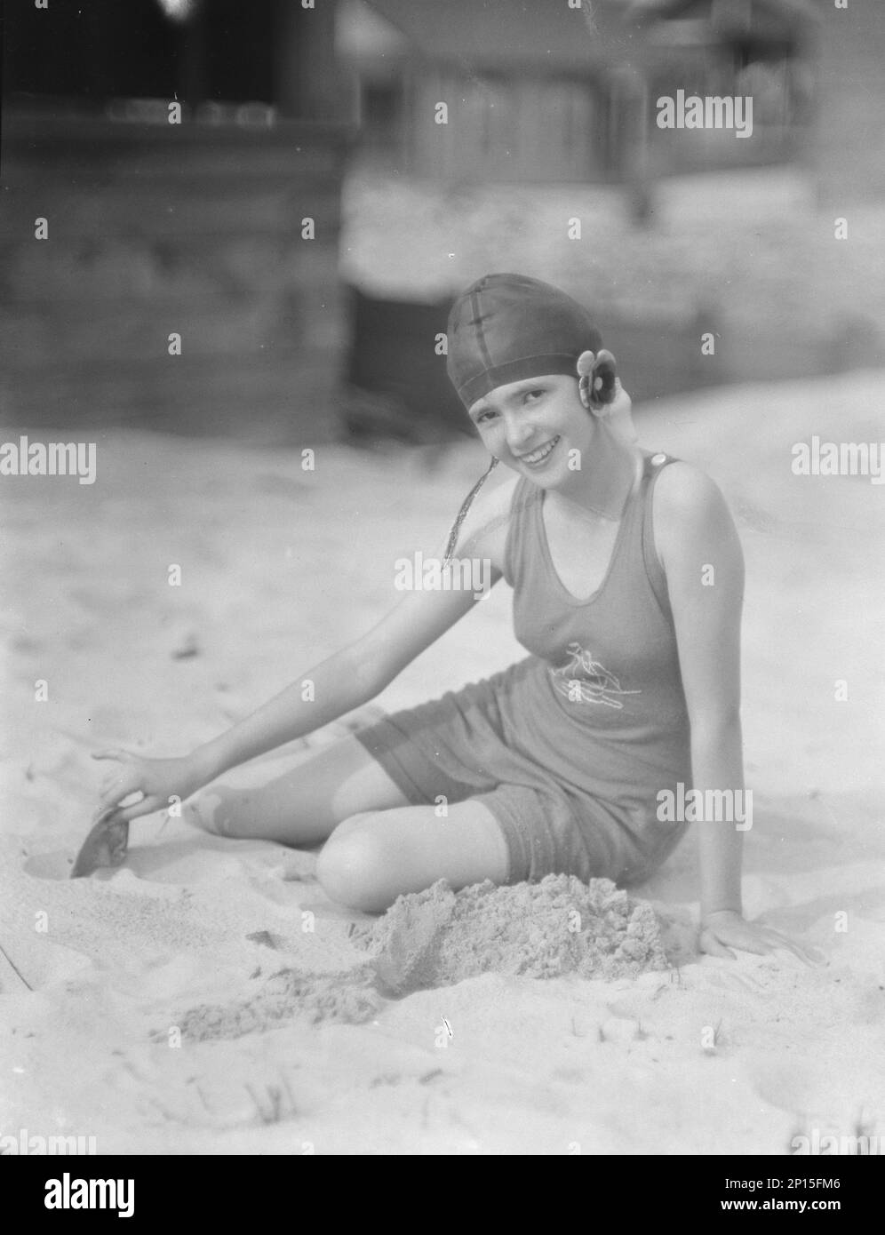 Madame Marguerite Churchill, à la plage, le 1923 juillet. Banque D'Images