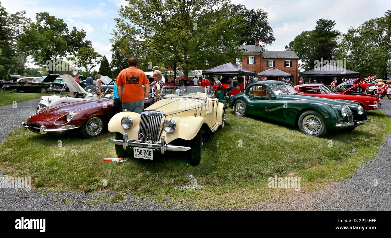The Shenandoah Region, Antique Automobile Club of America holds a car show during Glen Burnie Day at the Museum of the Shenandoah Valley in Winchester, Va., Saturday, July 16, 2016. The museum hosted a free admission day with children's activities, music, food, an antique car show and a chance to explore the seven acres of formal gardens, the historic house and the museum. (Ginger Perry/The Winchester Star via AP) Banque D'Images