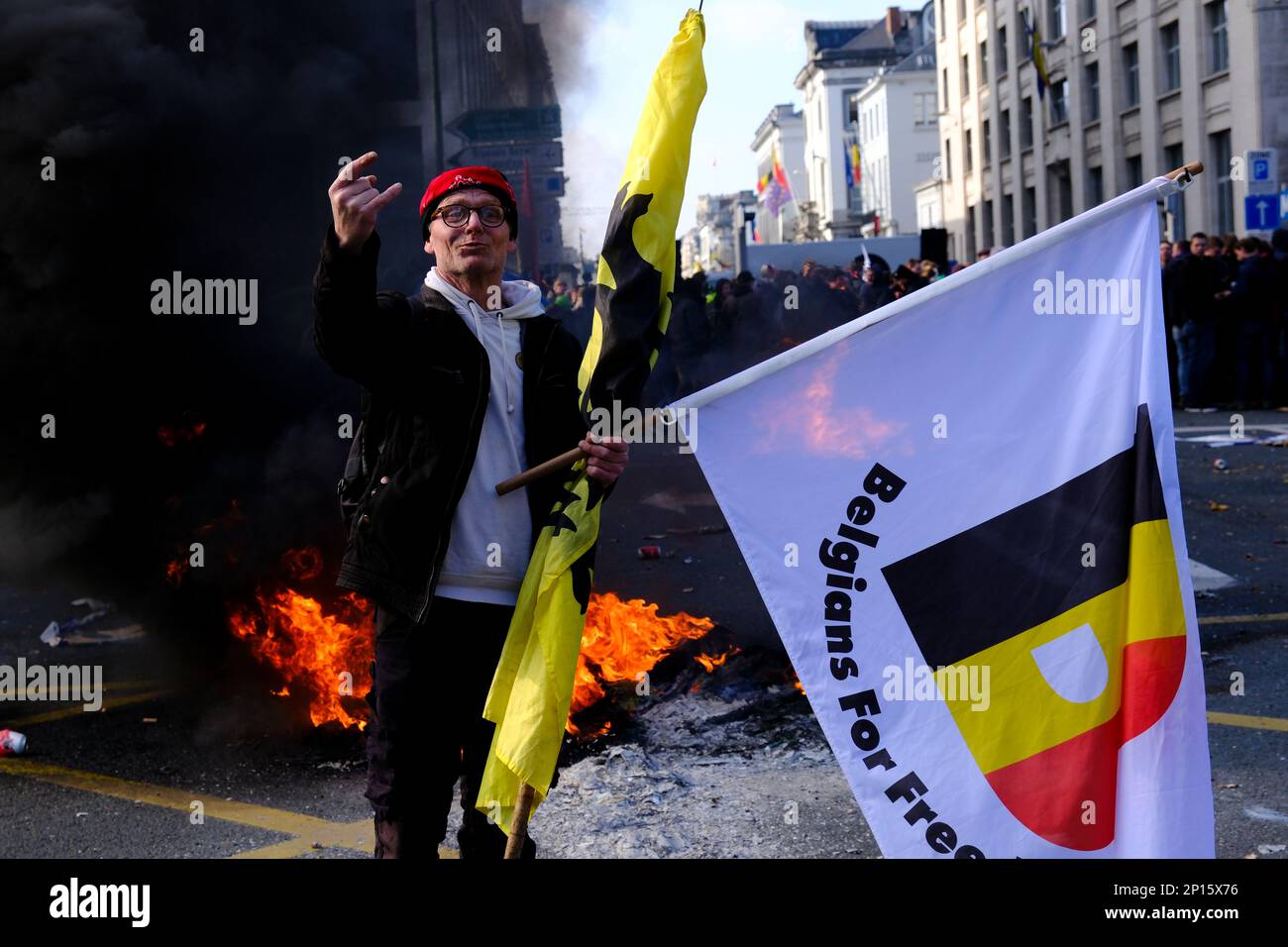 Bruxelles, Belgique. 03rd mars 2023. Les pneus brûlent lors d'une manifestation d'agriculteurs de la région du nord de la Flandre belge contre un nouveau plan du gouvernement régional visant à limiter les émissions d'azote, à Bruxelles, en Belgique, en 3 mars 2023. Crédit: ALEXANDROS MICHAILIDIS/Alamy Live News Banque D'Images