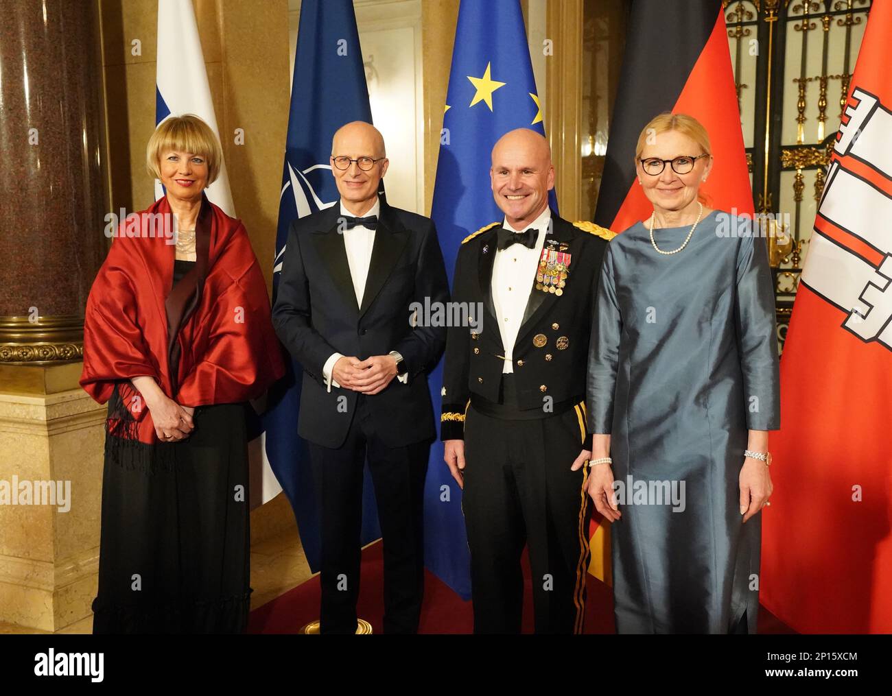 03 mars 2023, Hambourg : Helga Maria Schmid (l-r), Secrétaire générale de l'Organisation pour la sécurité et la coopération en Europe (OSCE), Peter Tschentscher (SPD), Premier maire et Président du Sénat de la ville libre et hanséatique de Hambourg, États-Unis Le général Christopher Cavoli, commandant en chef de l'Organisation du Traité de l'Atlantique Nord (OTAN), et l'épouse du maire de Hambourg, Eva-Maria Tschentscher, se tiennent avant le début du repas traditionnel des Matthiae à l'hôtel de ville. Le repas Matthiae est considéré comme le plus ancien repas d'invité encore célébré dans le monde. Photo: Marcus Brandt/dpa Banque D'Images