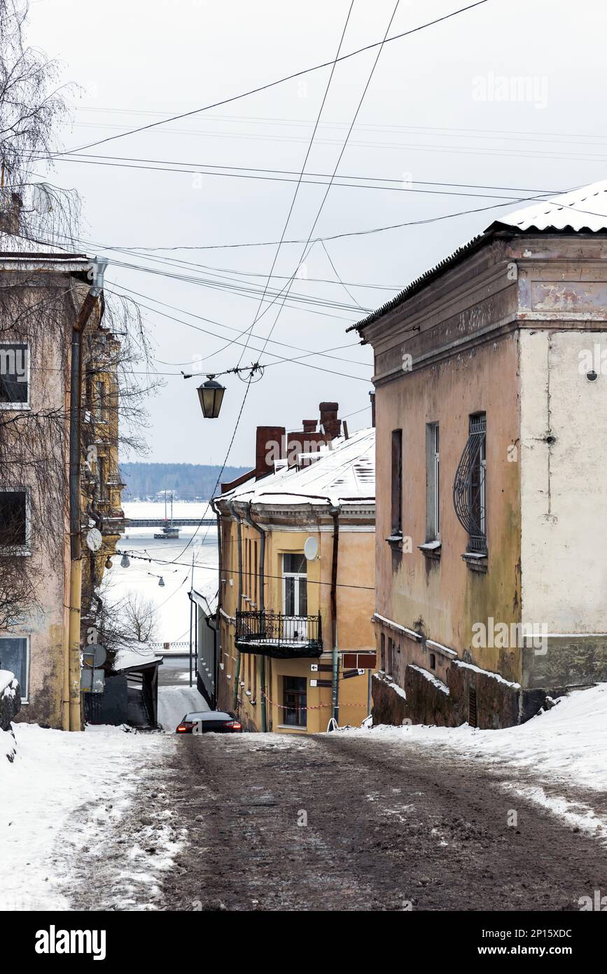Vue sur la rue avec maisons résidentielles en hiver. Vieille ville de Vyborg, Russie Banque D'Images