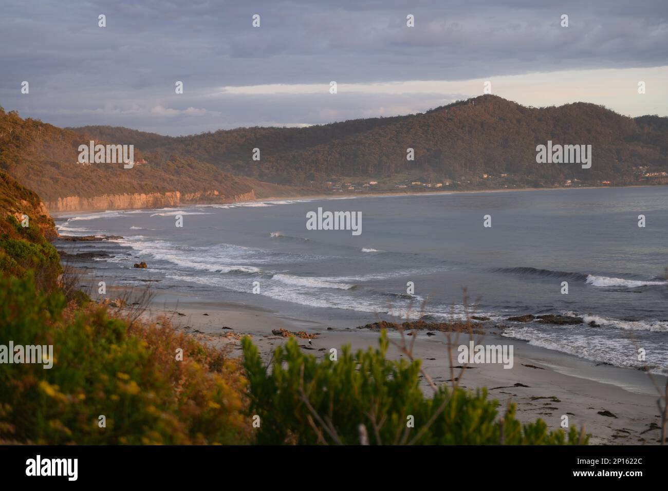 Dawn over Pirates Bay entouré de collines abruptes et encadré dans la forêt la baie et la ville de Doo près d'Eaglehawk Neck, sur la péninsule de Tasman, Tasmanie Banque D'Images