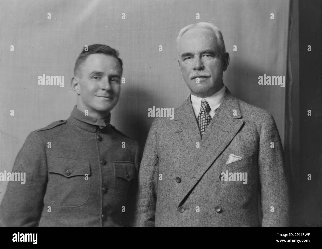 M. G.G. Hartley (à gauche) et homme non identifié, photographie de portrait, 1918 avril 15. Banque D'Images