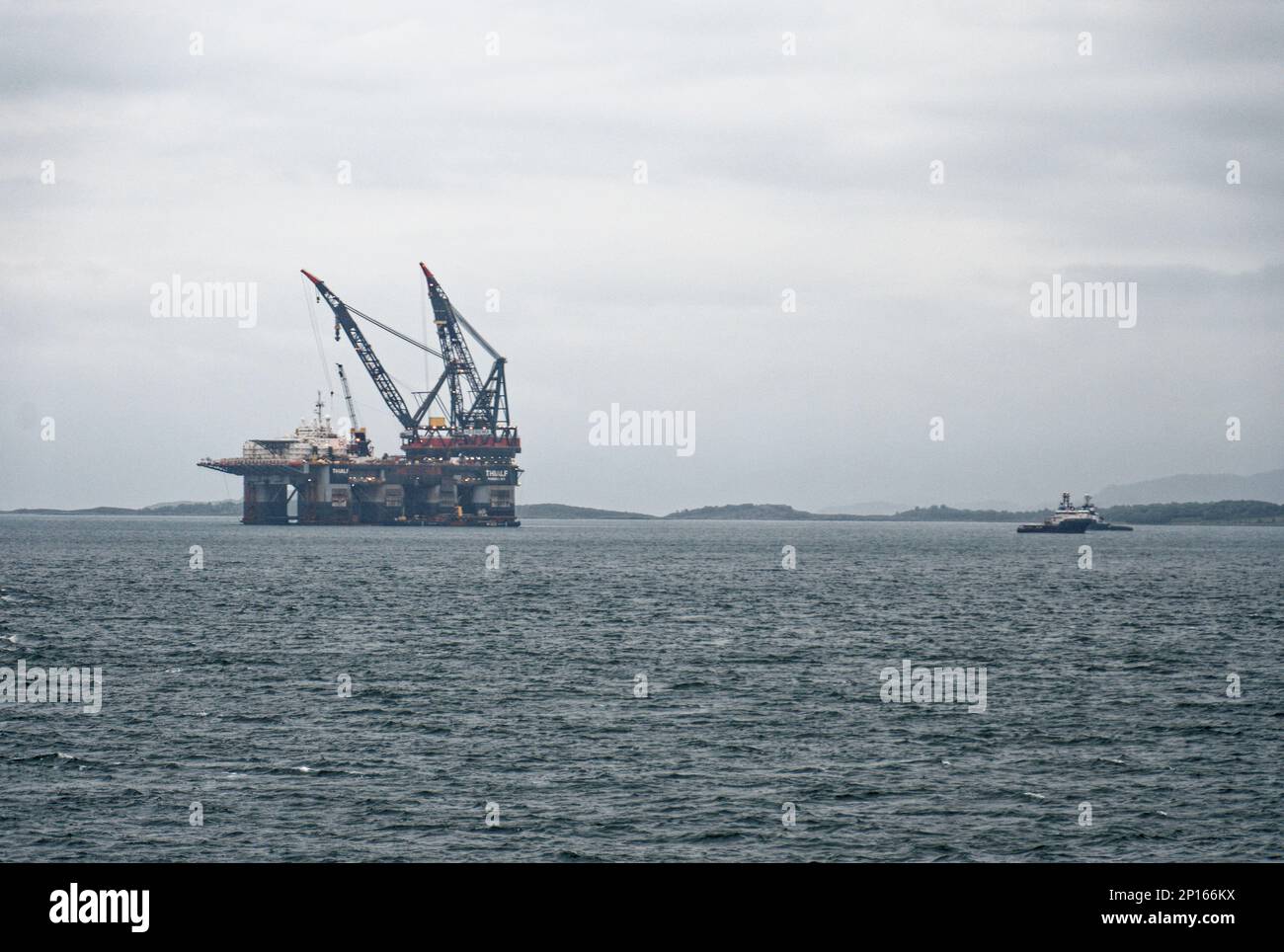 Thialf - le plus grand navire de construction en eau profonde du monde ancré au large de la côte de Stavanger - Norvège Banque D'Images