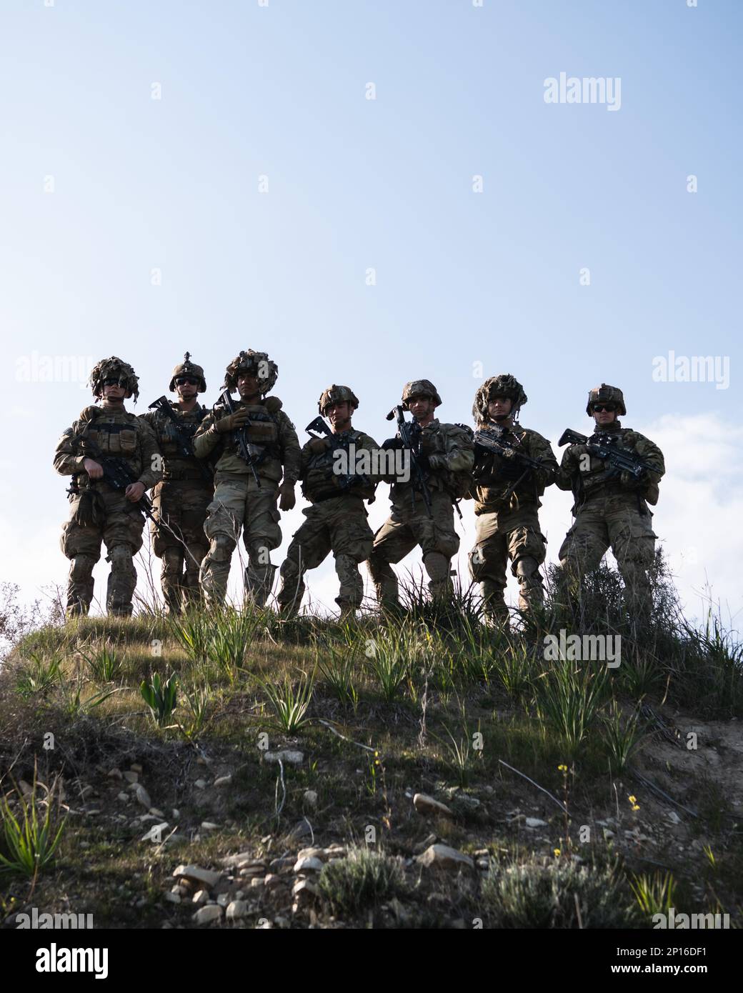 ÉTATS-UNIS Les parachutistes de l'armée affectés au 2nd Bataillon, 503rd Airborne Infantry Regiment, 173rd Airborne Brigade posent pour une photo après avoir terminé un exercice d'incendie en direct au niveau de l'équipe à Larnaca, Chypre, le 14 février 2023, dans le cadre de l'exercice Silver Falcon 23. Silver Falcon 23 est un exercice bilatéral entre les États-Unis et Chypre, conçu pour améliorer l'interopérabilité entre les militaires des deux nations afin de s'assurer qu'ils sont prêts à toute éventualité, en particulier ceux qui impliquent une intervention en cas de crise et des opérations d'évacuation non combattantes. La Brigade aéroportée de 173rd est la U.S. Contingence de l'armée Banque D'Images