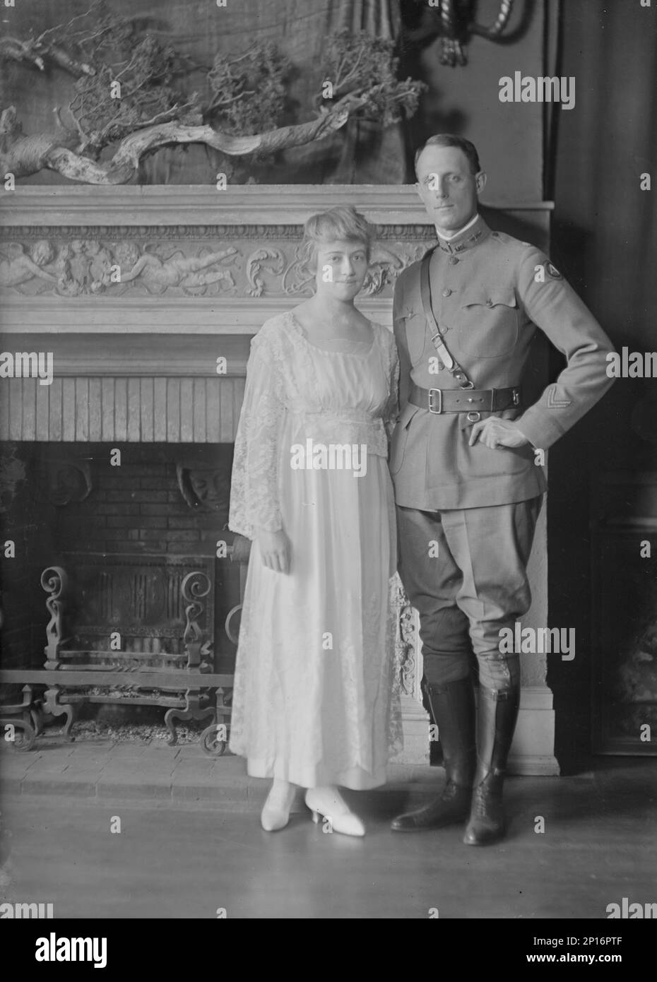 Mlle Reiber et le major Jorelmon, photographie de portrait, 1919 février 14. Dorothy Rieber, artiste, sculpteur et écrivain américaine, avec son futur mari. Banque D'Images
