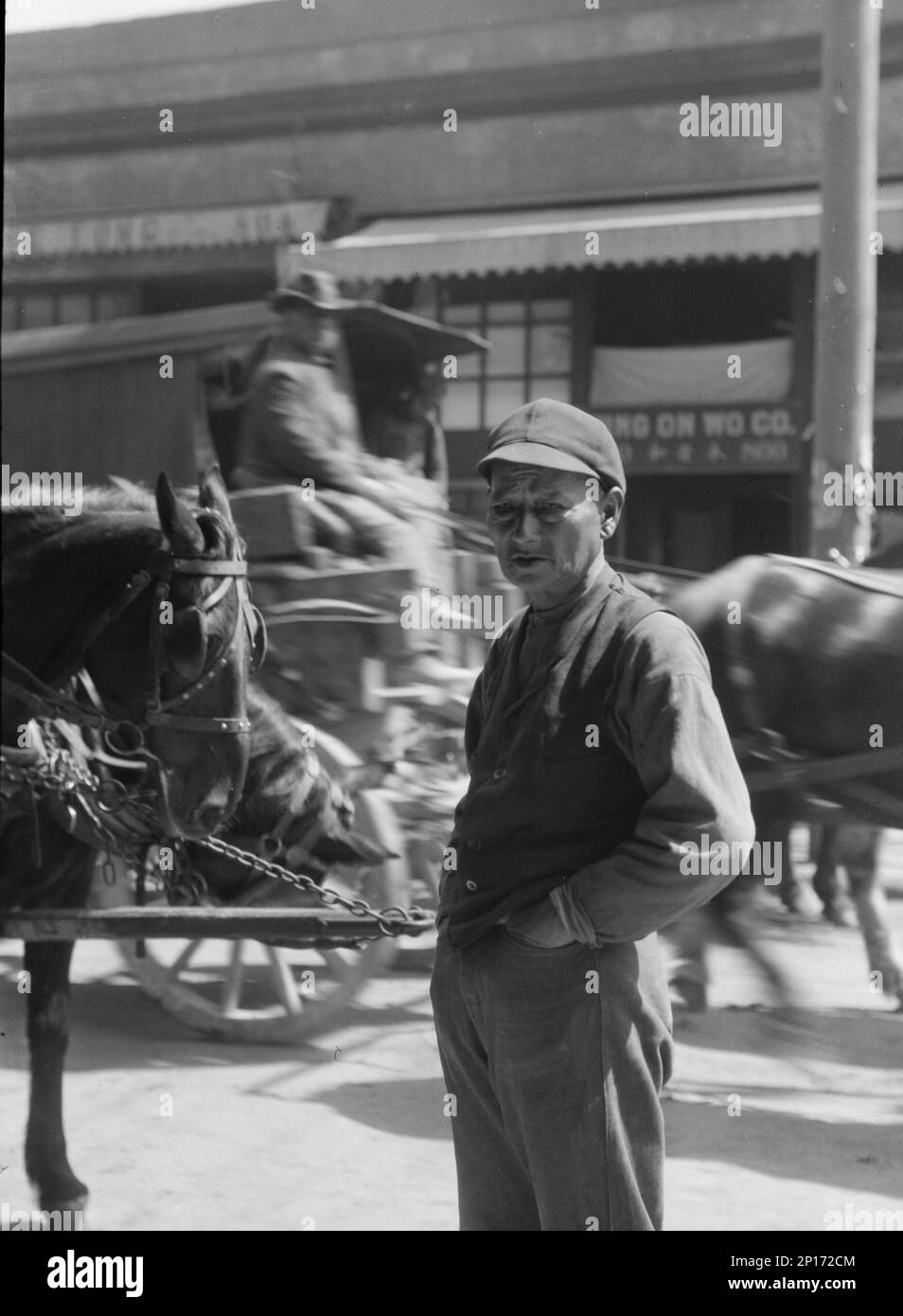 Scène de rue, peut-être dans Chinatown, San Francisco, entre 1896 et 1942. Banque D'Images