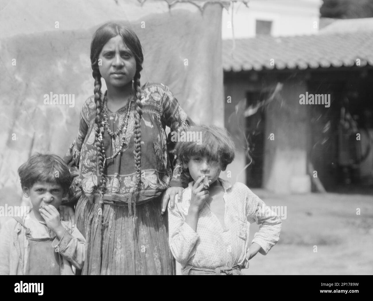 Vues sur Cuba et le Guatemala, entre 1899 et 1926. Notez que le garçon fume un cigare. Banque D'Images