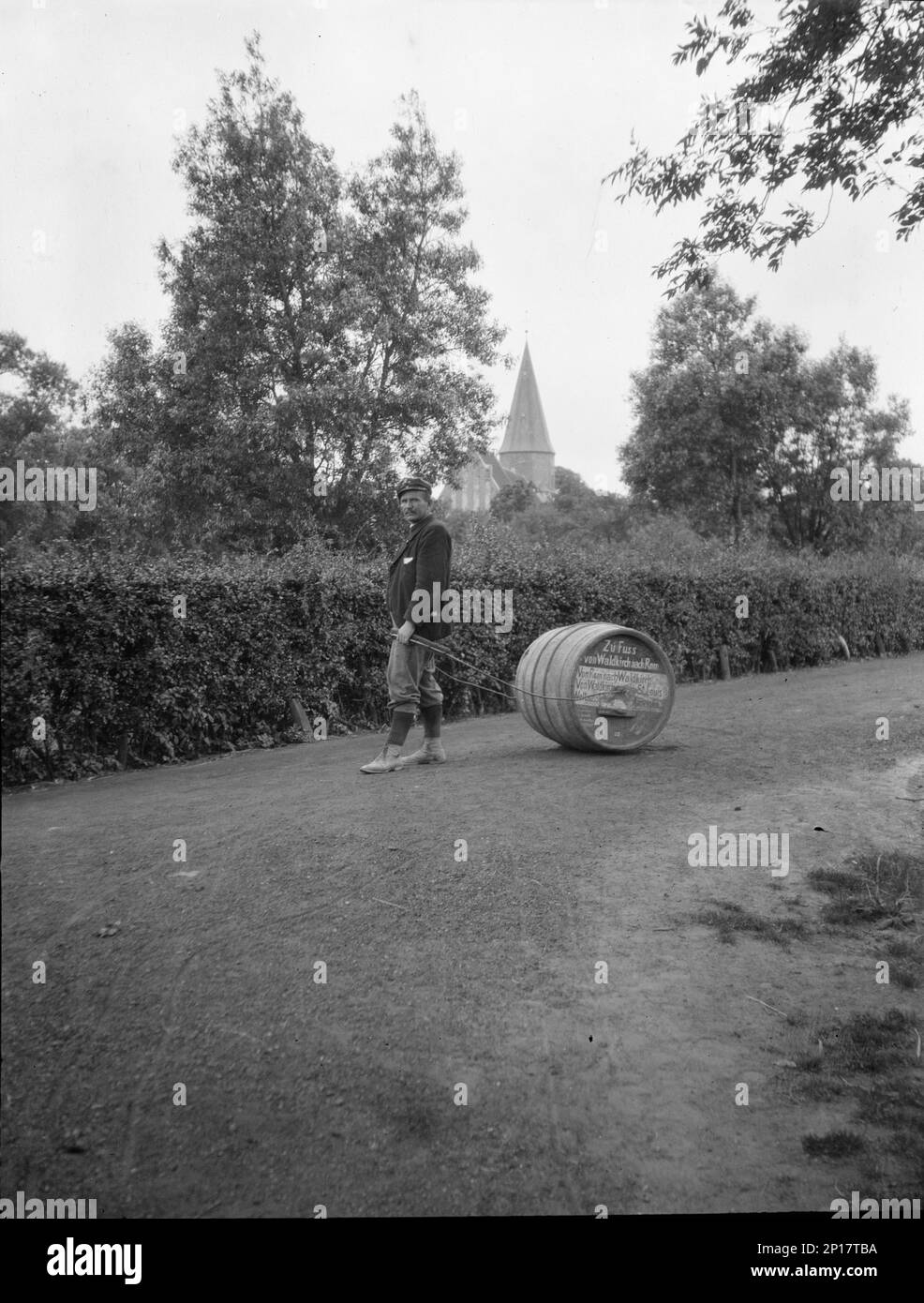 Vues sur les voyages de l'Europe, c1904. Georg Elsenhaus avec canon: 'Zu fuss von Waldkirch nach ROM...Von Waldkirch...St. Louis Weltausstellung... Amerika. Elsenhaus pendant sa tentative de marcher de la Bavière à la rue Louis World's Fair, États-Unis. Banque D'Images