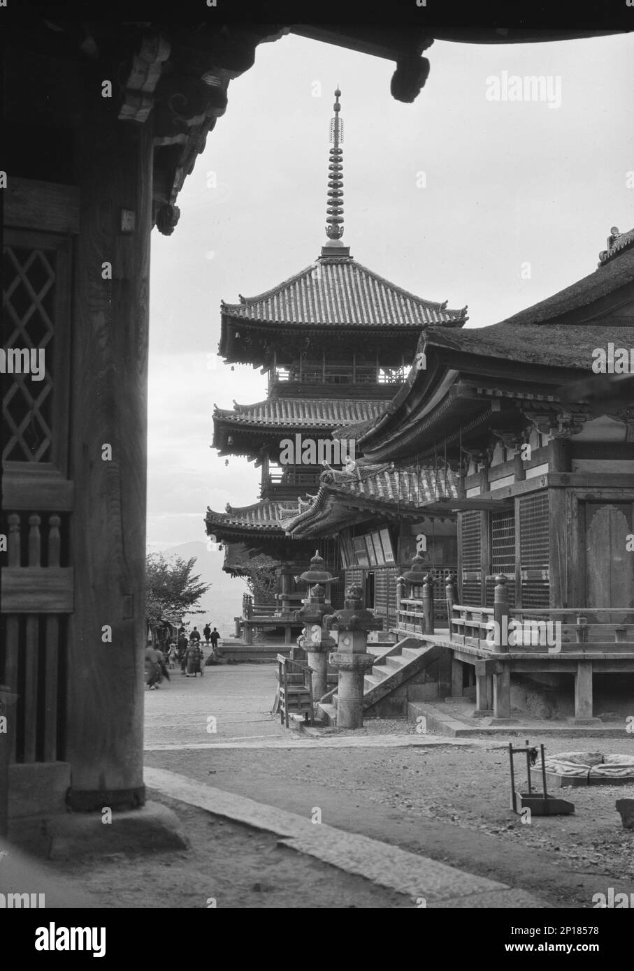 Vues sur les voyages du Japon et de la Corée, 1908. Photos de Kiyomizu-dera à Kyoto, Japon. Banque D'Images