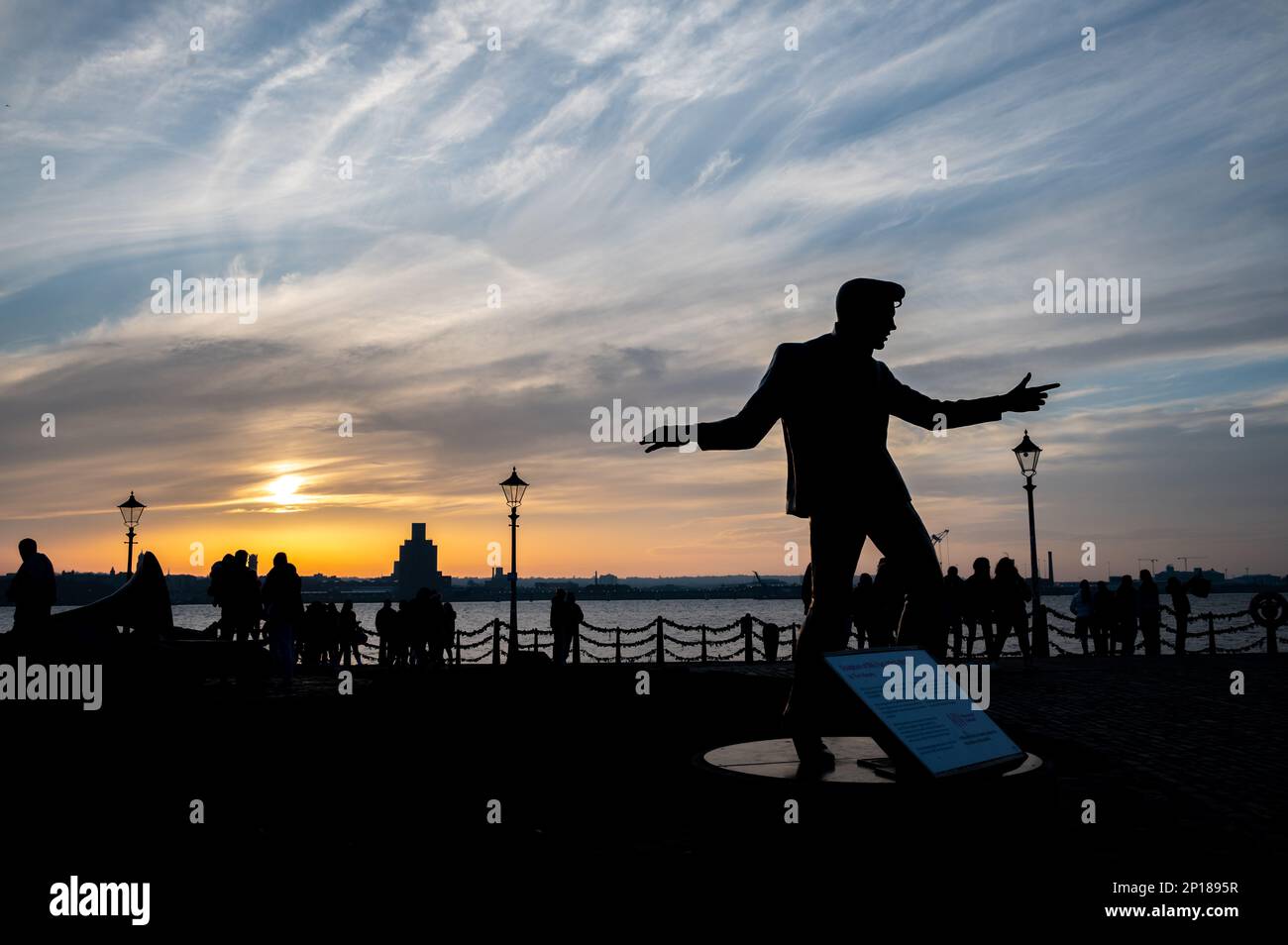 Statue de bronze de Billy Fury chanteur pop des années 1960 Pier Head promenade Liverpool Waterfront Merseyside Angleterre Royaume-Uni Banque D'Images