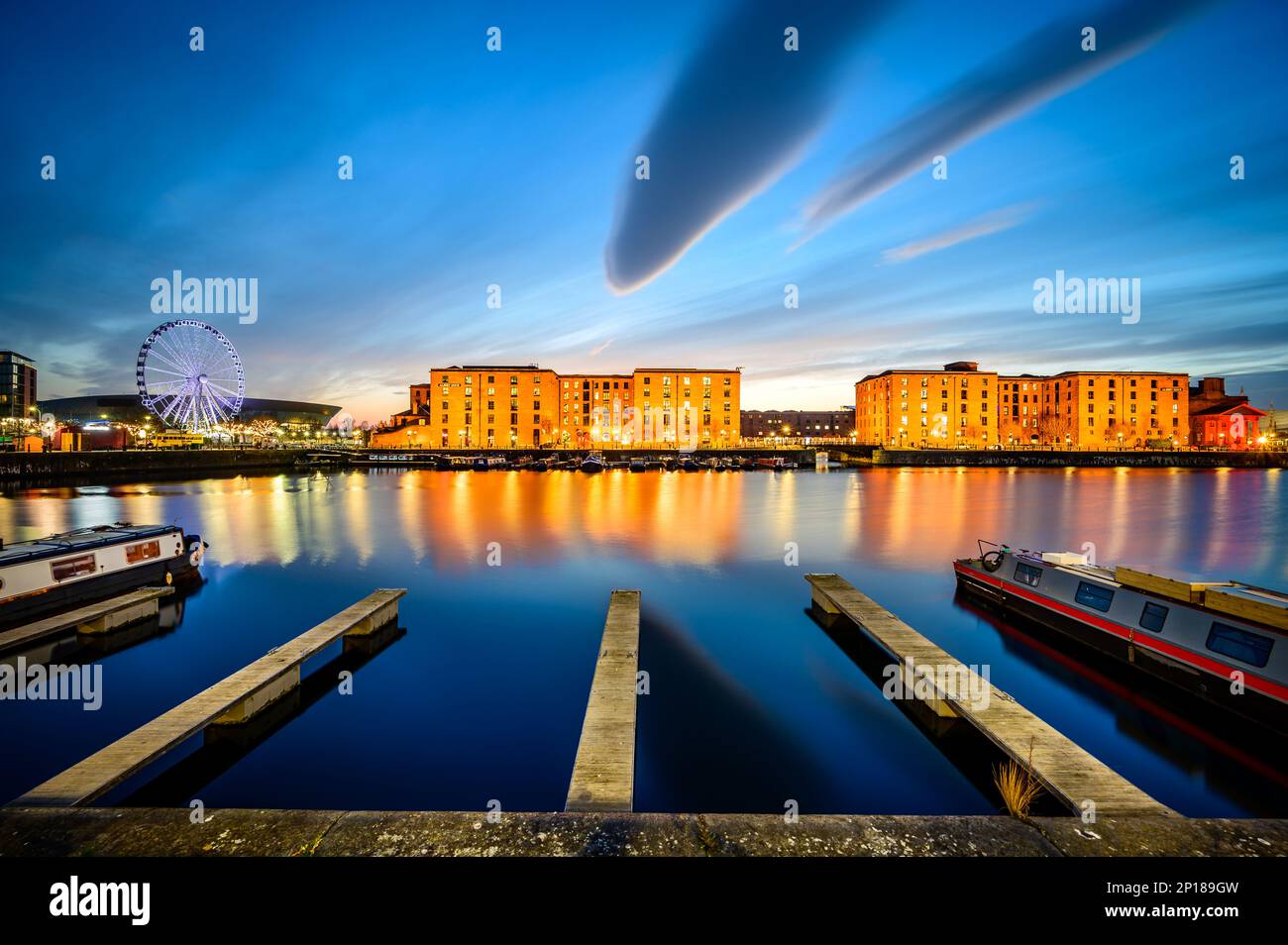 Vue panoramique sur le quai Albert illuminé et son reflet à Liverpool, Royaume-Uni Banque D'Images