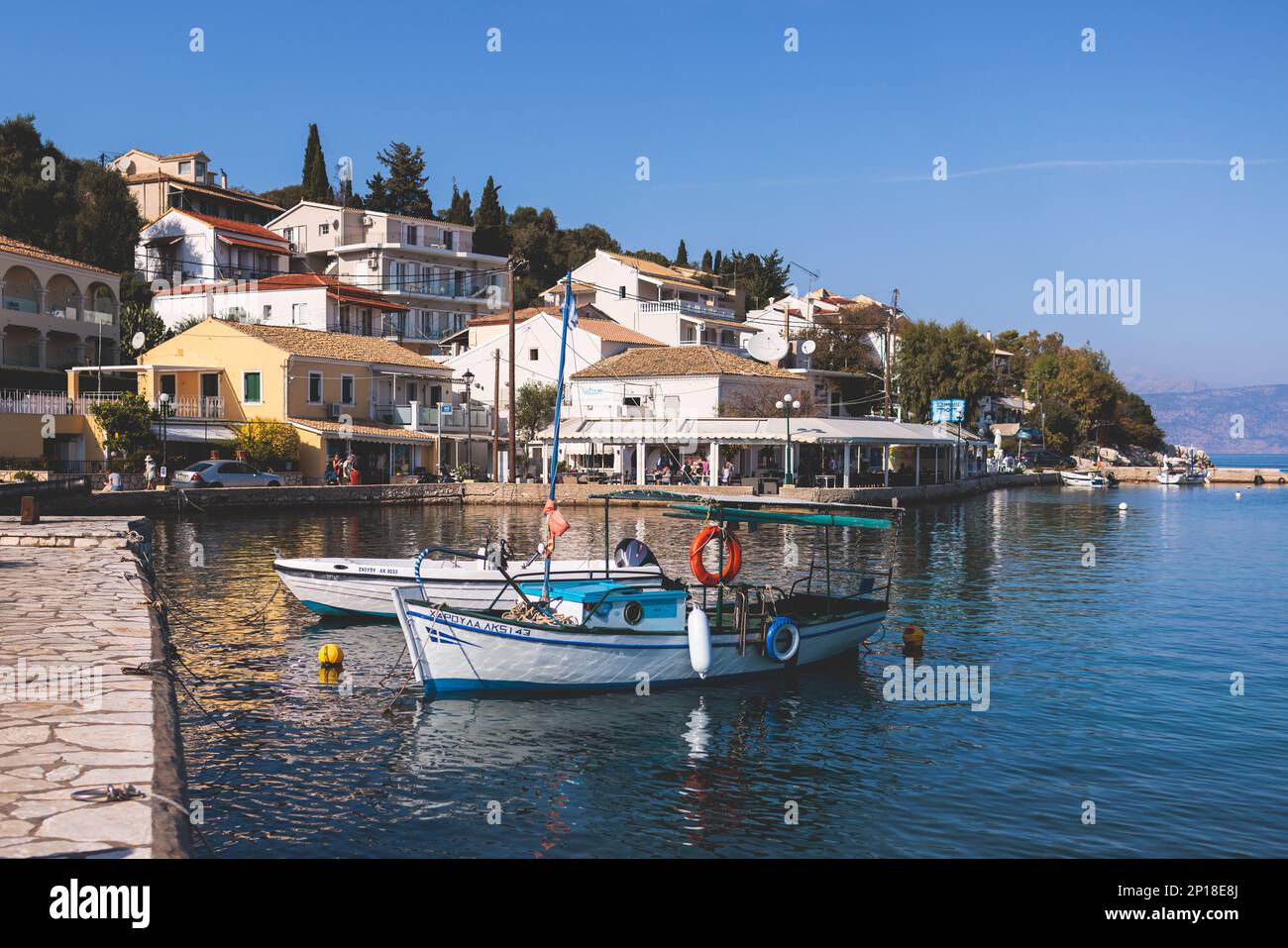 Vue aérienne de Kassiopi, village sur la côte nord-est de l'île de Corfou, îles Ioniennes, Kerkyra, Grèce en été jour ensoleillé, avec marina, ville, plage et Banque D'Images