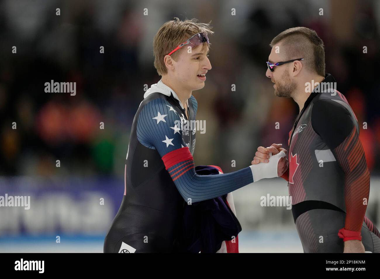United States' Jordan Stolz, left, celebrates with second placed Canada's Laurent Dubreuil after winning the 500m Men event of the World Championships at Thialf ice arena Heerenveen, Netherlands, Friday, March 3, 2023.(AP Photo/Peter Dejong) Banque D'Images
