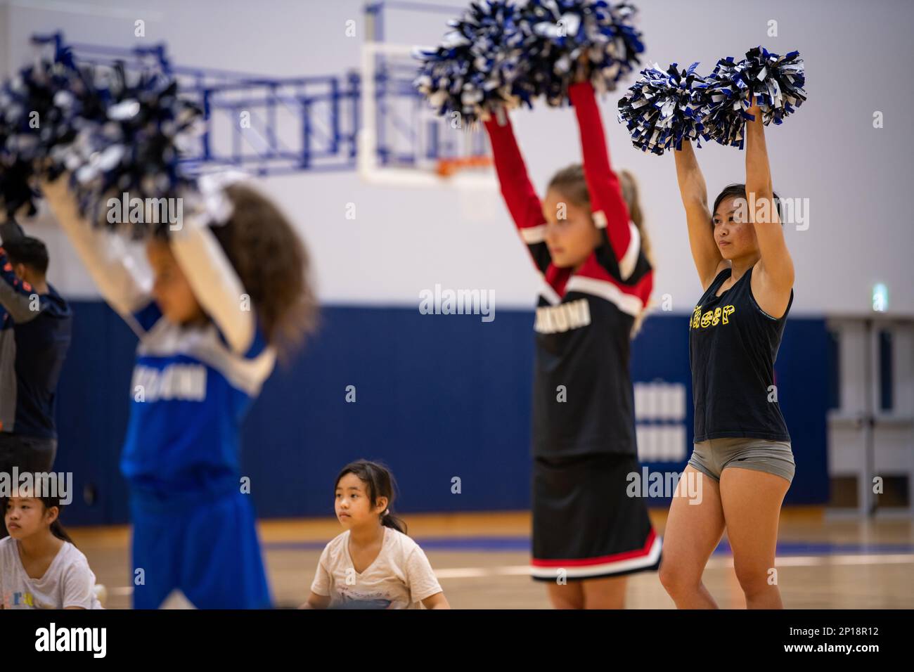 Les enfants de la Marine corps Air Station Iwakuni se posent en contact avec les professionnels de la Ligue nationale de football lors de la Pro Blitz Cheer Clinic sur le MCAS Iwakuni, Japon, 12 février 2023. La visite éclair des forces armées Entertainment Pro permet aux membres du service déployés à l'avance et à leurs familles de rencontrer les meneurs et les joueurs de la NFL. Banque D'Images