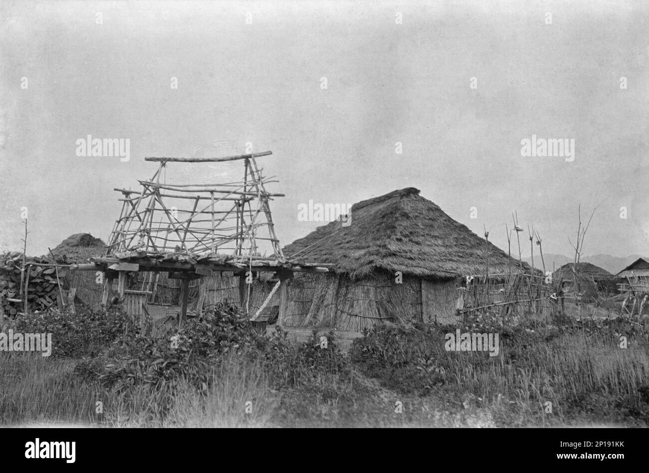 Vue sur le village d'Ainu, 1908. Banque D'Images