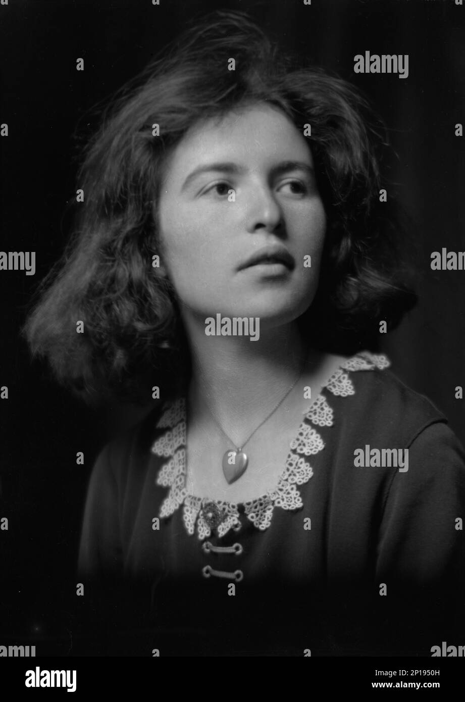 Mlle Marya Zaturensky, photographie de portrait, 1921 avril 15. Adresse : 540-42 W. 157th St., New York. La poète américaine Marya Zaturenska, lauréate du Prix Pulitzer 1938 pour la poésie, est née à Kiev. Sa famille a émigré aux États-Unis quand elle avait huit ans et vivait à New York. Elle a travaillé dans une usine de vêtements pendant la journée et a fréquenté l'école la nuit. Banque D'Images