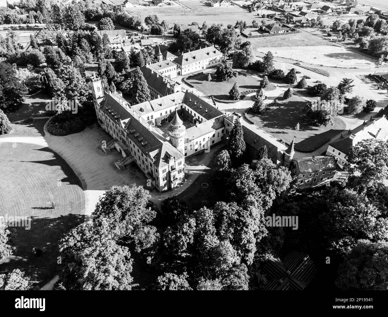 Château de Sychrov à l'heure du coucher du soleil, République tchèque . Vue aérienne du drone. Image en noir et blanc. Banque D'Images