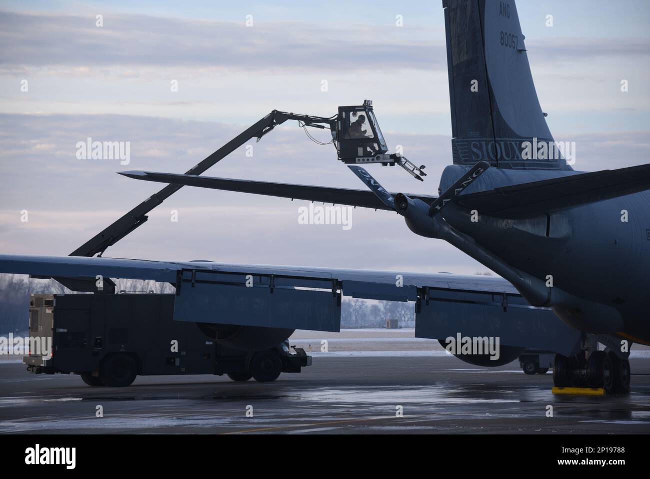 Un chef d’équipage de la Garde aérienne nationale de l’Iowa utilise un « souffle d’air chaud » pour dégivrer un américain gelé La Force aérienne KC-135 est affectée à l'escadre de ravitaillement aérien de 185th sur la rampe de Sioux City, Iowa, sur 6 janvier 2023. ÉTATS-UNIS Photo de la Garde nationale aérienne Sgt. Principal Vincent de Groot Banque D'Images