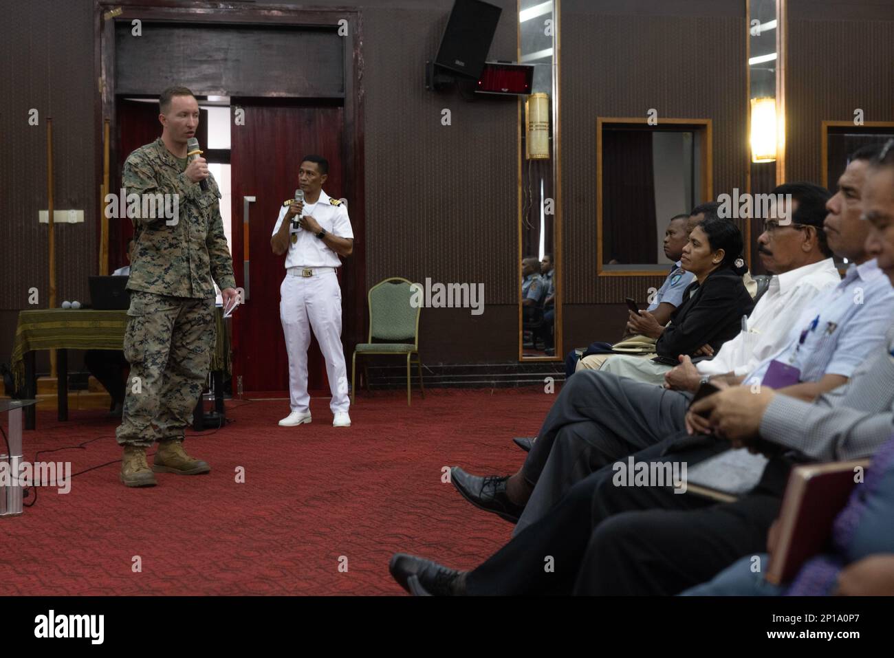 Timor-Leste (13 février 2023) – États-Unis Cultures marines 1st le lieutenant Alexander N. Van Duch, officier adjoint du renseignement, affecté à l'équipe de débarquement du Bataillon 2/4, 13th l'unité expéditionnaire maritime informe les membres de la Force de défense du Timor-Leste et de huit ministères du gouvernement du Timor-Leste de la sensibilisation au domaine maritime au cours de la coopération, préparation et entraînement/exercice marin Timor-Leste, février 13. CARAT/MAREX Timor-Leste est un exercice bilatéral entre le Timor-Leste et les États-Unis visant à promouvoir la coopération régionale en matière de sécurité, à maintenir et à renforcer les partenariats maritimes et à renforcer le maritim Banque D'Images