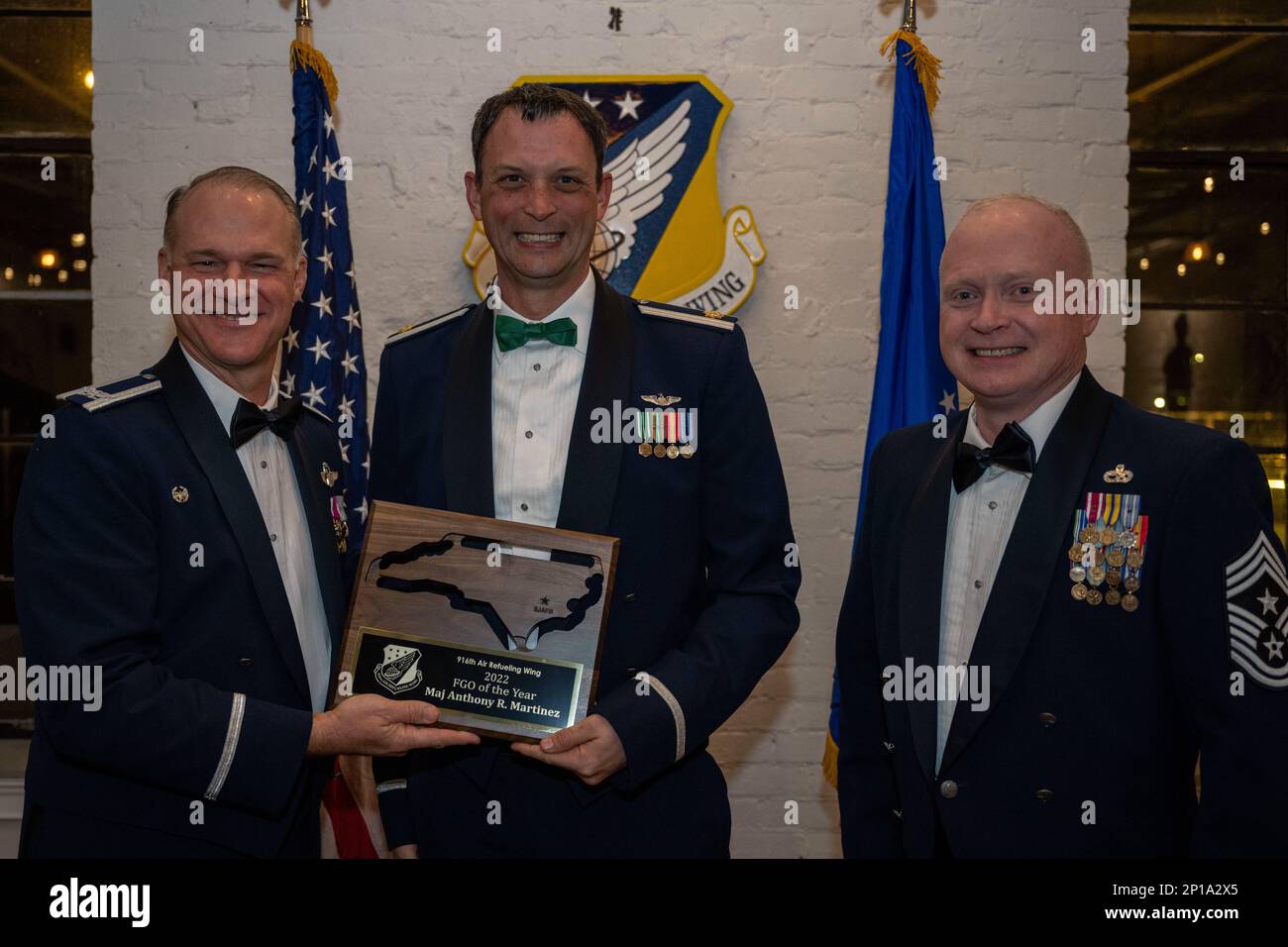 Le colonel Stephen Lanier, commandant de l'escadre de ravitaillement en carburant aérien de 916th, Et le Sgt. Principal Tracy Cornet, chef de commandement de l'ARW 916th, présente le Maj. Anthony Martinez, pilote du KC-46A Pegasus de l'escadron de ravitaillement aérien 77th, au centre, le prix de l'officier de l'année de l'escadre de ravitaillement aérien 916th lors de la cérémonie annuelle des prix de l'ARW 916th à Goldsboro, en Caroline du Nord, le 4 février 2023. Chaque année, 14 unités nomment leurs meilleurs aviateurs et, après un processus de décision concurrentiel, neuf prix sont décernés. Banque D'Images