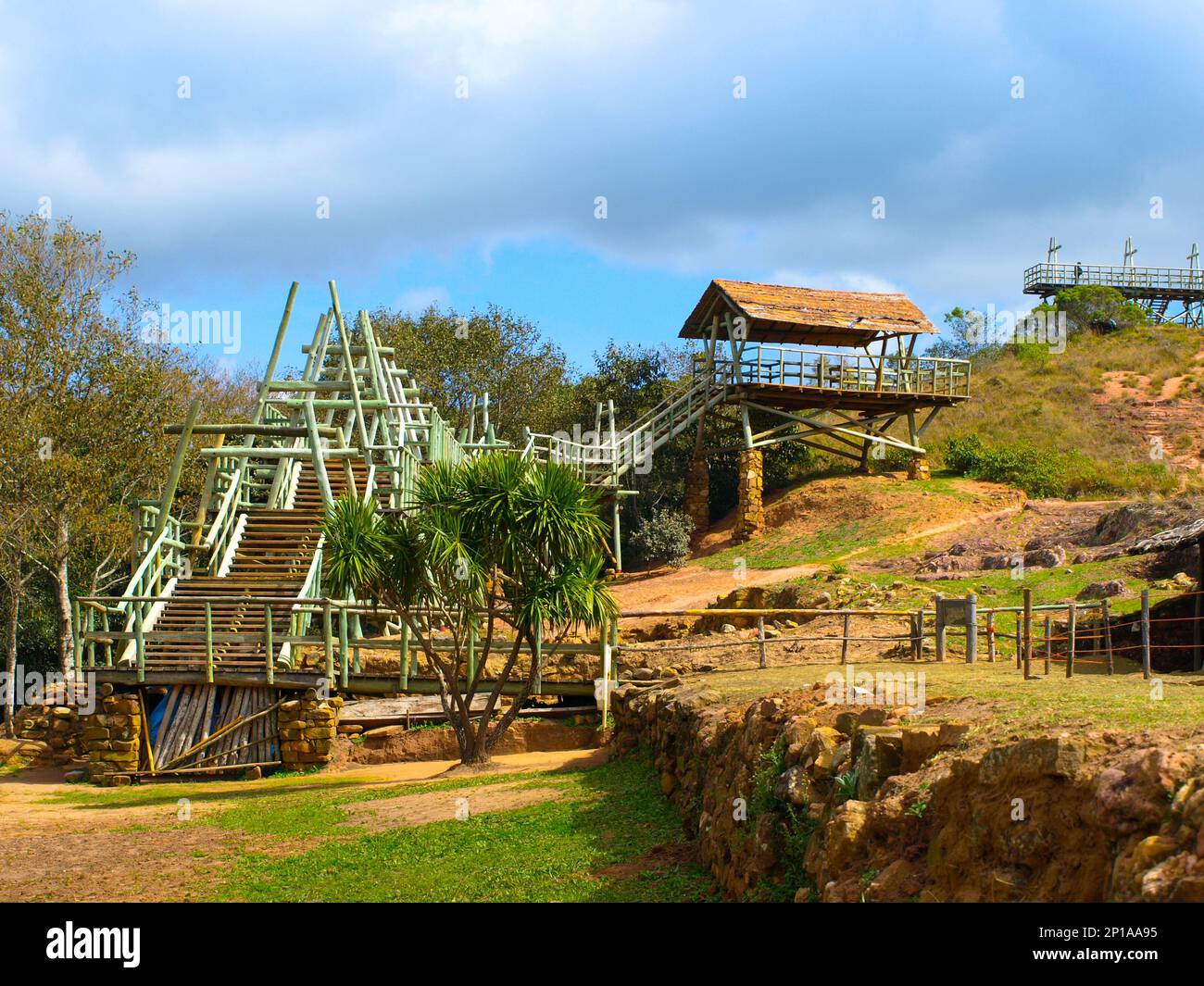 Construction en bois pour les touristes sur le site archéologique de Fuere de Samaipata ou la forteresse de Samaipata en Bolivie Banque D'Images