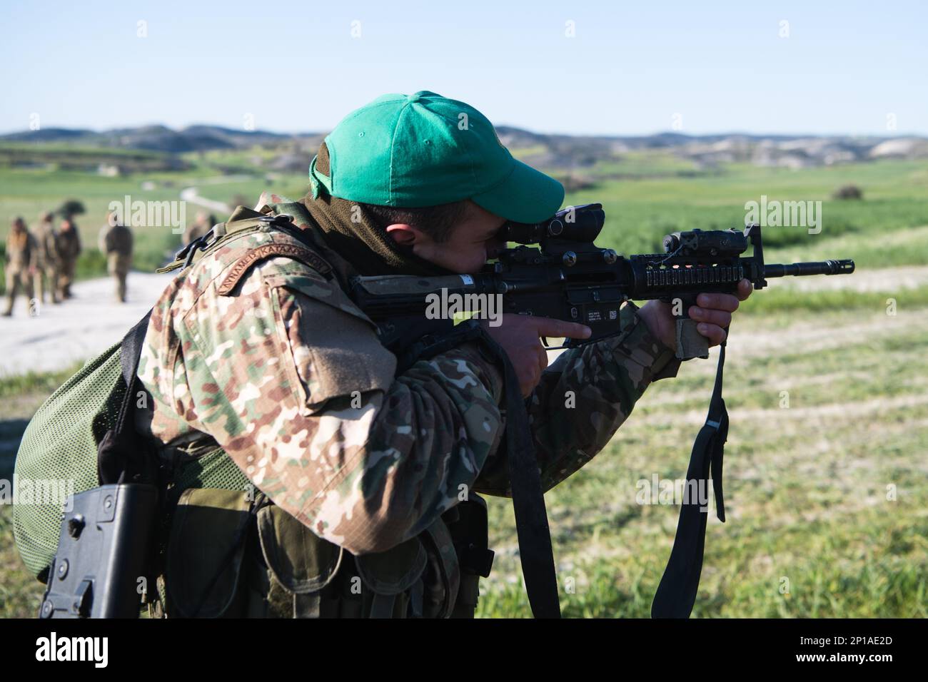 Un soldat chypriote vérifie un M4A1 à Larnaca, Chypre, le 17 février 2023, dans le cadre de l'exercice Silver Falcon 23. Silver Falcon 23 est un exercice bilatéral entre les États-Unis et Chypre, conçu pour améliorer l'interopérabilité entre les militaires des deux nations afin de s'assurer qu'ils sont prêts à toute éventualité, en particulier ceux qui impliquent une intervention en cas de crise et des opérations d'évacuation non combattantes. La Brigade aéroportée de 173rd est la U.S. La Force de réaction en cas d'urgence de l'armée en Europe, fournissant des forces rapidement déployables aux États-Unis zones de force européenne, africaine et centrale Banque D'Images