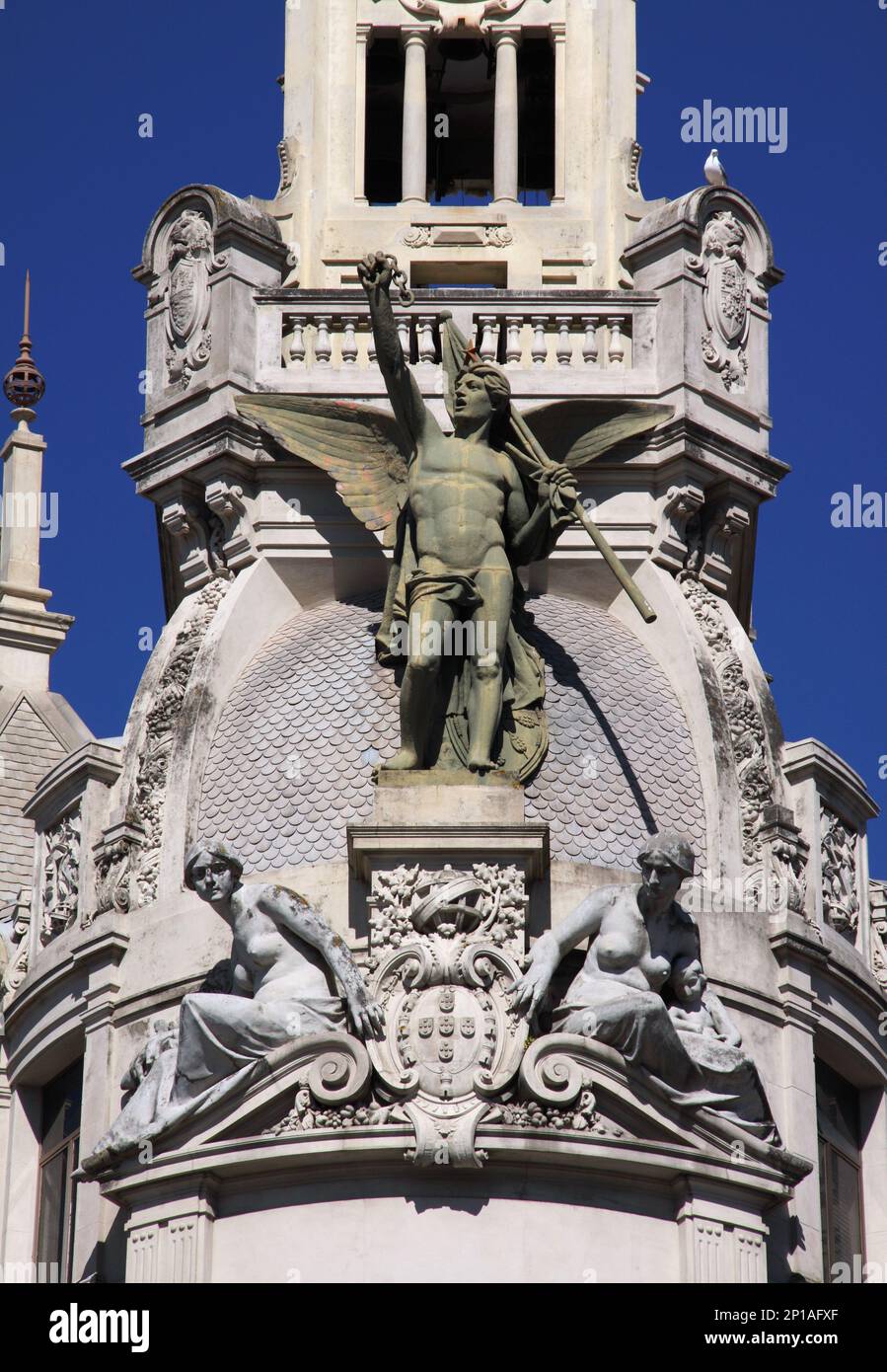 Portugal, région du Douro, centre historique de Porto - statue en bronze et détail d'un bâtiment monumental d'art nouveau dans le centre historique. Banque D'Images