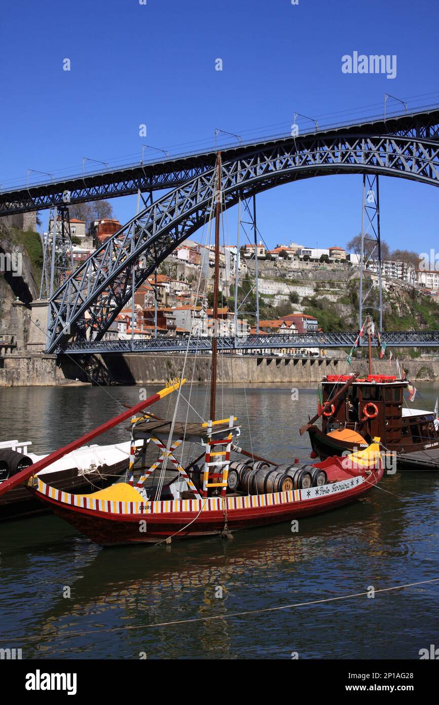 Portugal, région du Douro, Porto vue sur la ville et l'emblématique pont en acier D.Luis au-dessus du Douro. Patrimoine mondial de l'UNESCO. Banque D'Images