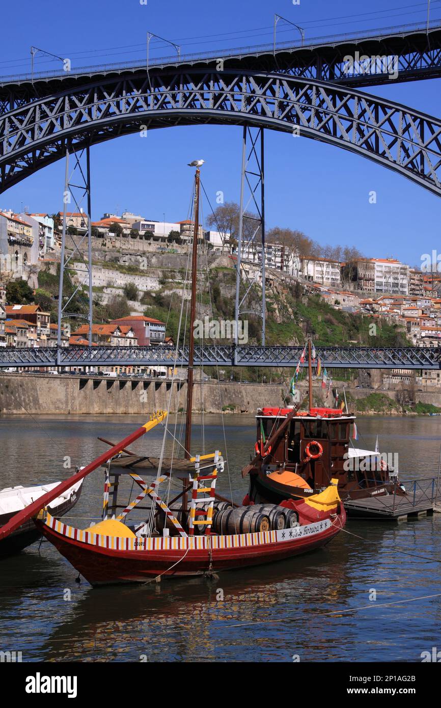 Portugal, région du Douro, Porto vue sur la ville et l'emblématique pont en acier D.Luis au-dessus du Douro. Patrimoine mondial de l'UNESCO. Banque D'Images