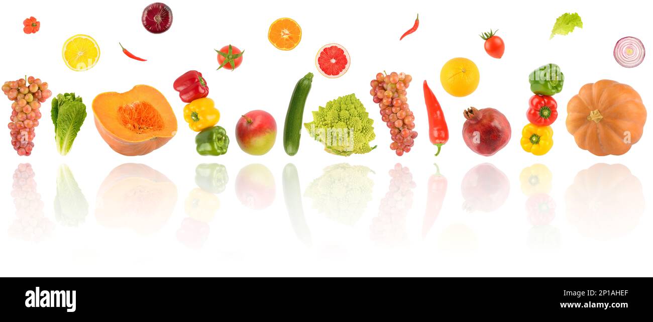 Chute de légumes et de fruits frais avec réflexion de lumière isolée sur fond blanc. Banque D'Images