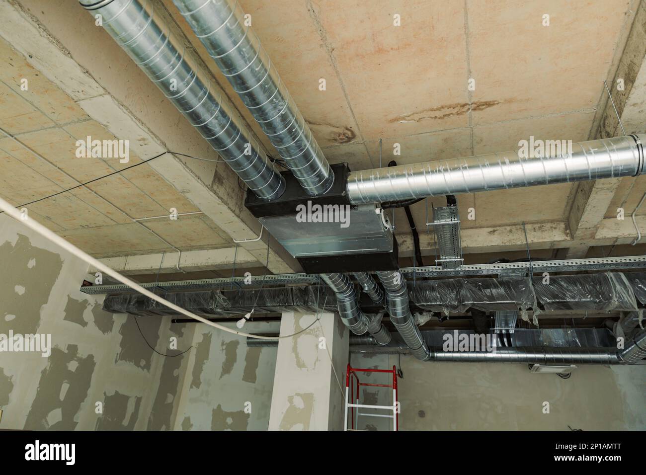 Conduit d'air intérieur du bâtiment HVAC, système de conduite de climatisation au plafond. Banque D'Images
