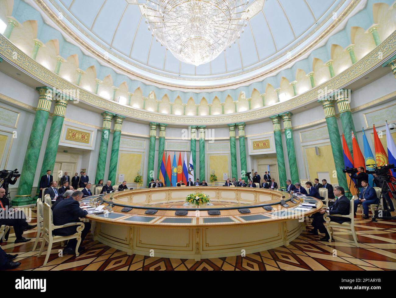 Presidents of Armenia, Belarus, Kazakhstan, Russia, Kyrgyzstan and delegations members gather for the Eurasian Economic Union summit in Astana, Kazakstan, Tuesday, May 31, 2016. Russian President Vladimir Putin meets in Astana, the capital of Kazakhstan, with the leaders of other former Soviet states that are members of the Eurasian Economic Union. (Alexei Druzhinin/Sputnik, Kremlin Pool Photo via AP) Banque D'Images