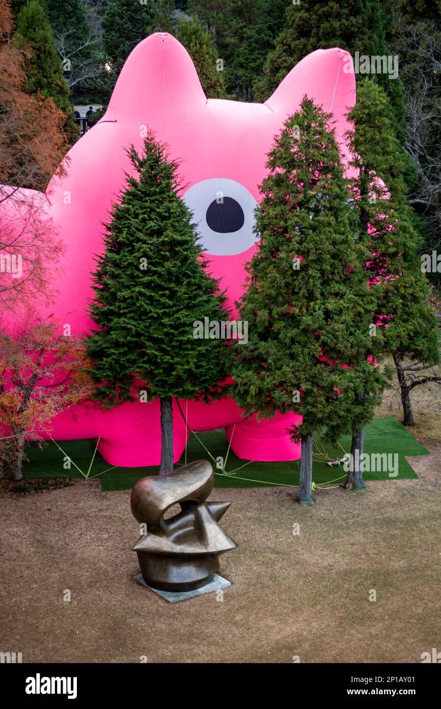 Chat rose géant par l'artiste Iikawa Takehiro. Musée en plein air de Hakone. Kanagawa. Japon Banque D'Images