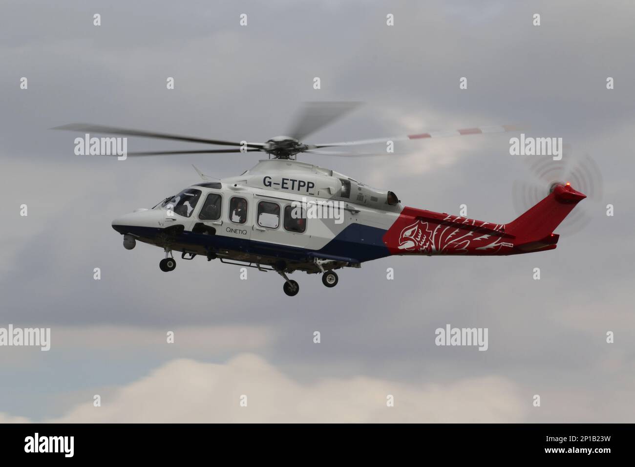 G-ETPP, un hélicoptère AgustaWestland AW139 exploité par QinetiQ/Empire Test Pilots School en partenariat avec le ministère de la Défense du Royaume-Uni, à l'arrivée pour le Royal International Air Tattoo 2022, tenu à la RAF Fairford à Gloucestershire, en Angleterre. Banque D'Images